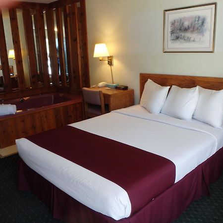 Americas Best Value Inn Saint Ignace Ruang foto