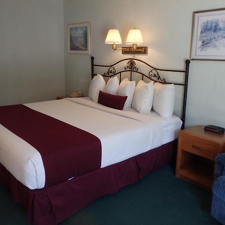 Americas Best Value Inn Saint Ignace Ruang foto