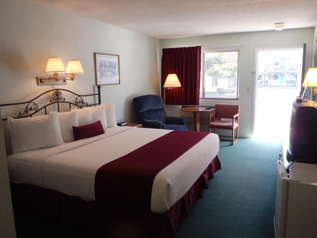 Americas Best Value Inn Saint Ignace Ruang foto
