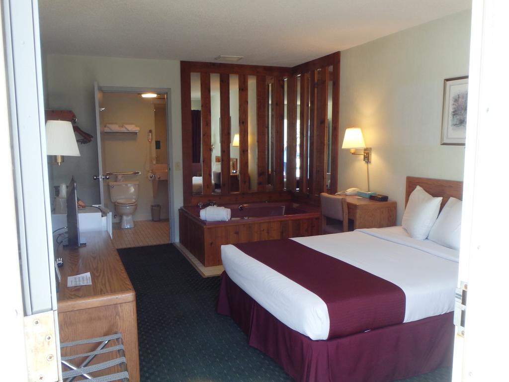 Americas Best Value Inn Saint Ignace Ruang foto