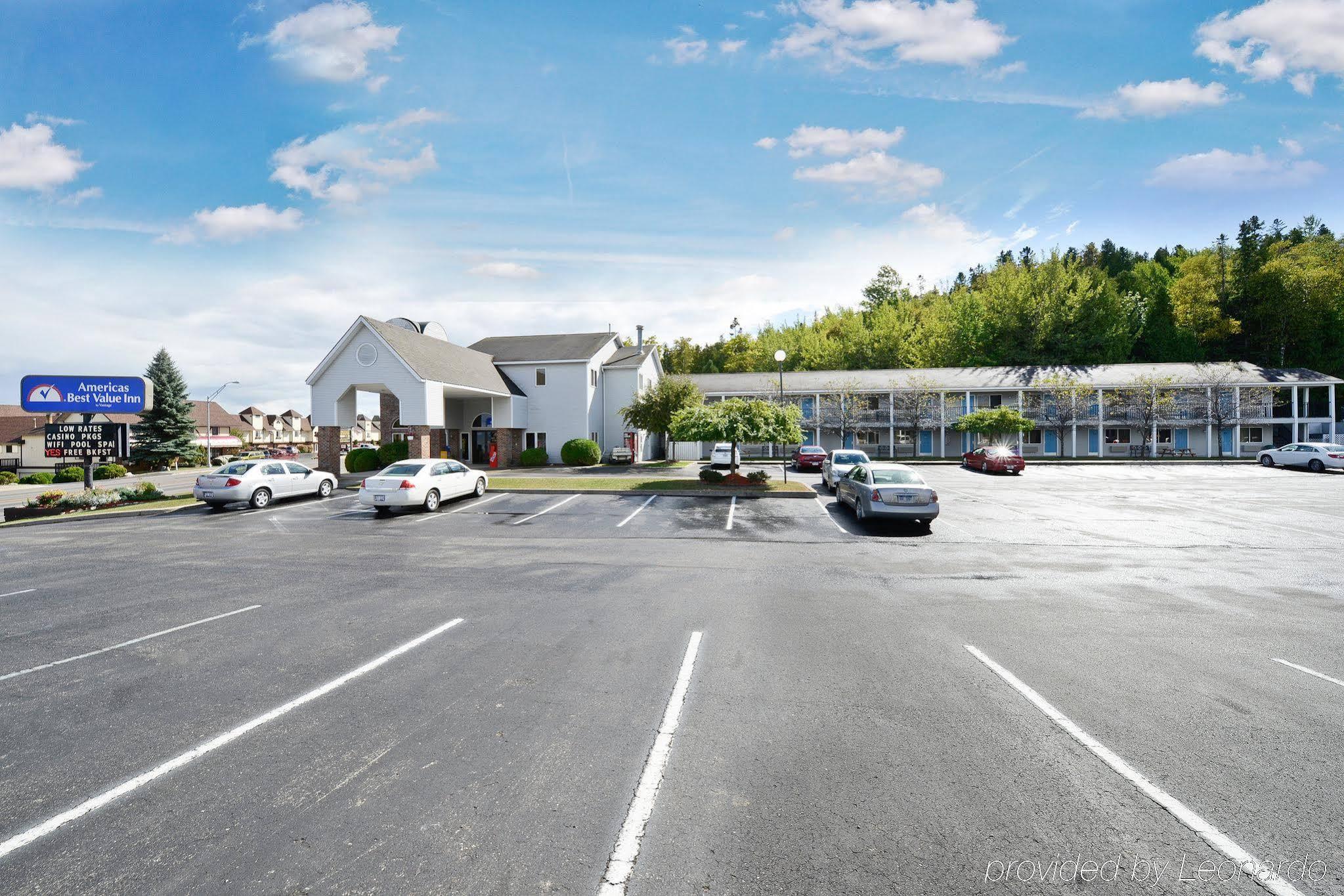 Americas Best Value Inn Saint Ignace Bagian luar foto