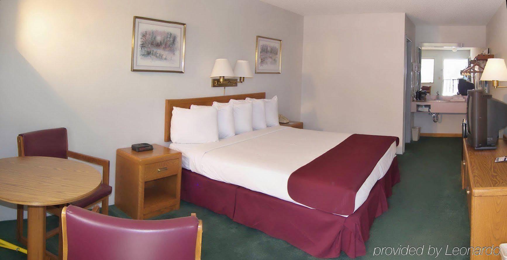 Americas Best Value Inn Saint Ignace Bagian luar foto
