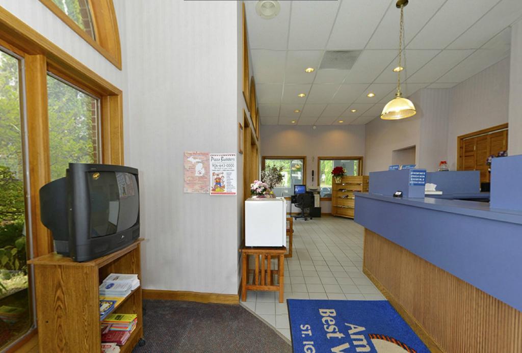 Americas Best Value Inn Saint Ignace Bagian luar foto