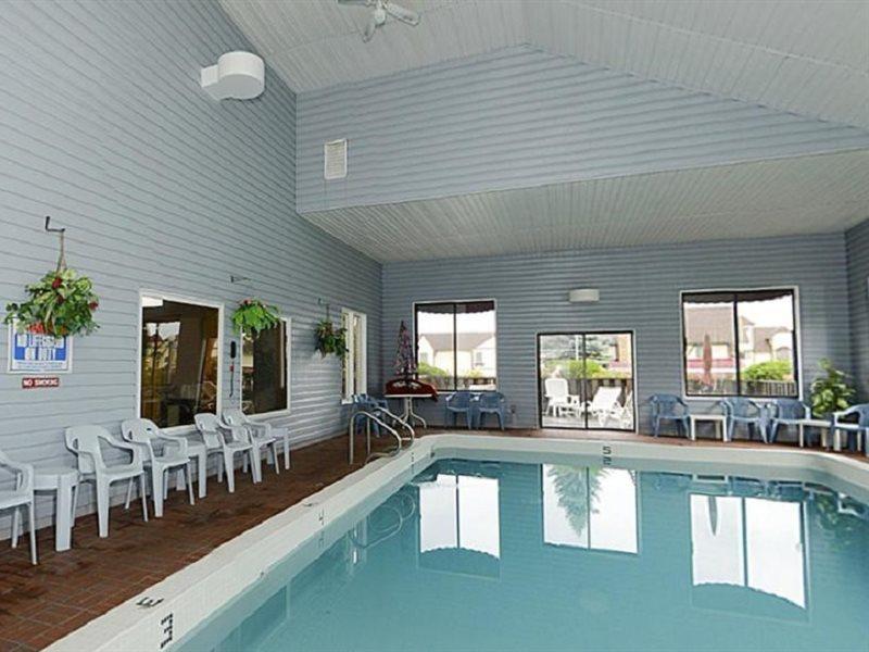 Americas Best Value Inn Saint Ignace Bagian luar foto