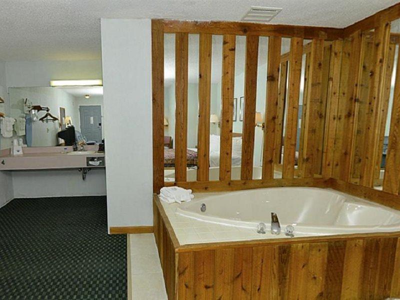 Americas Best Value Inn Saint Ignace Bagian luar foto