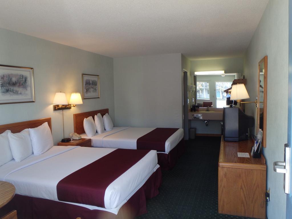 Americas Best Value Inn Saint Ignace Bagian luar foto