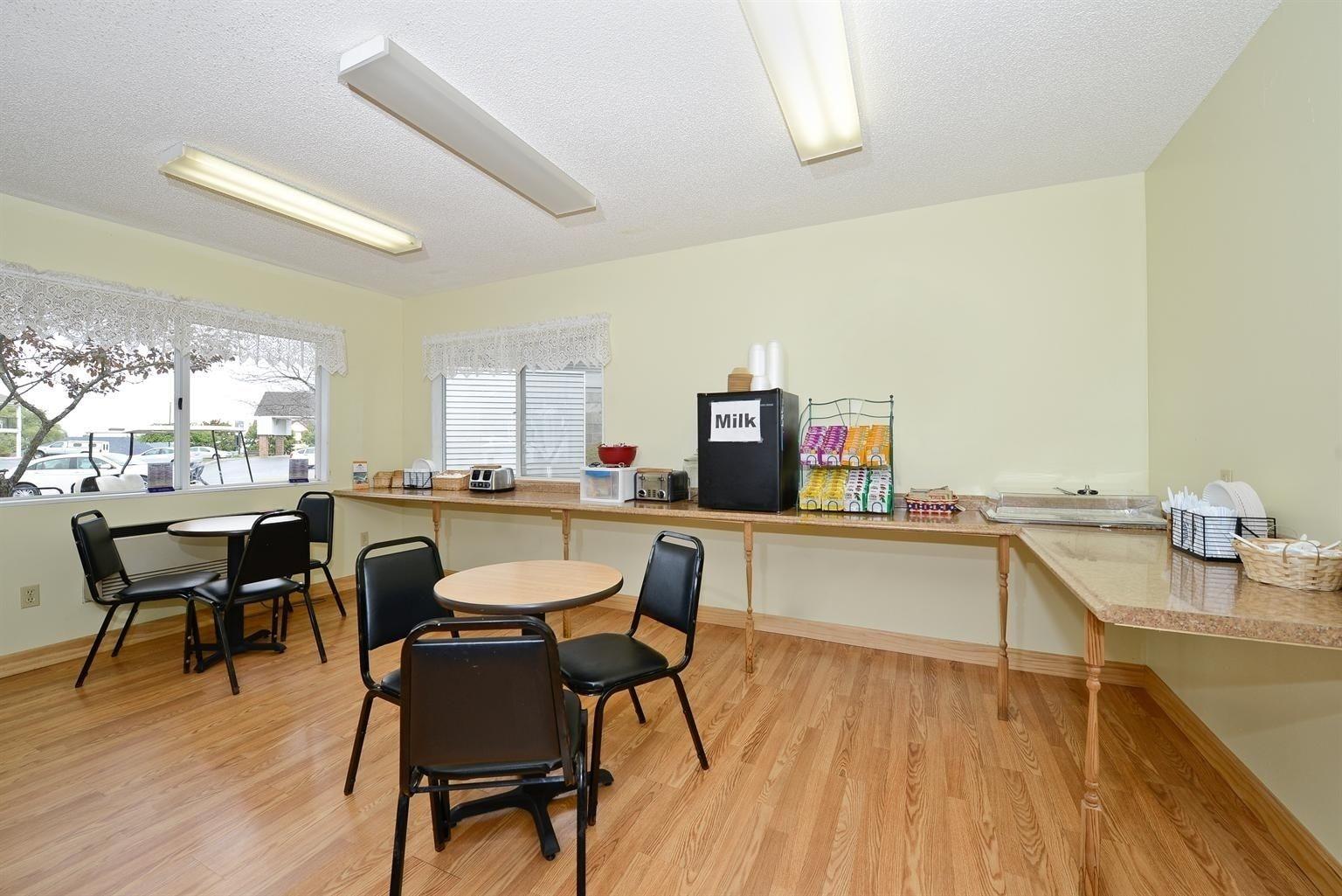 Americas Best Value Inn Saint Ignace Bagian luar foto