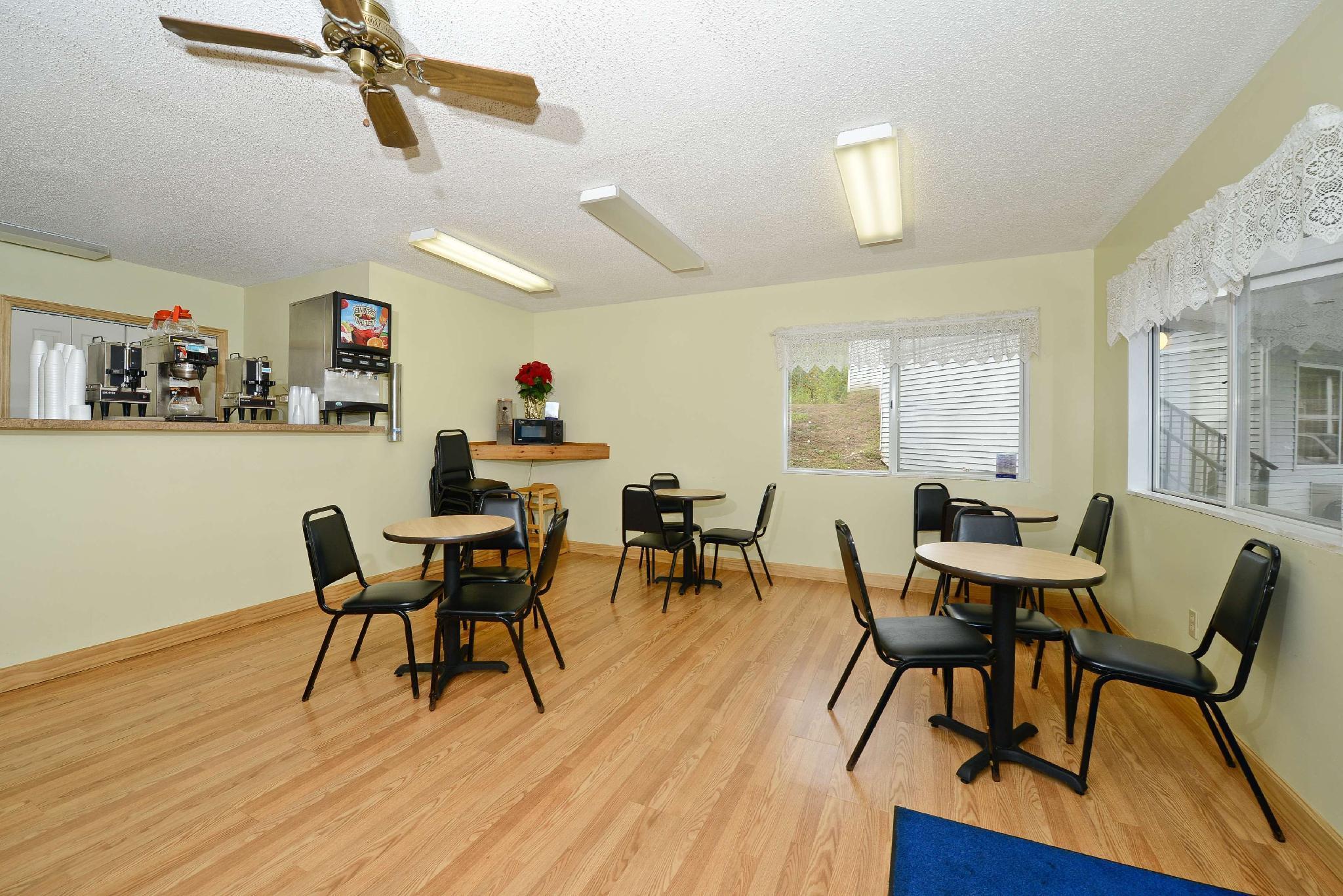 Americas Best Value Inn Saint Ignace Restoran foto