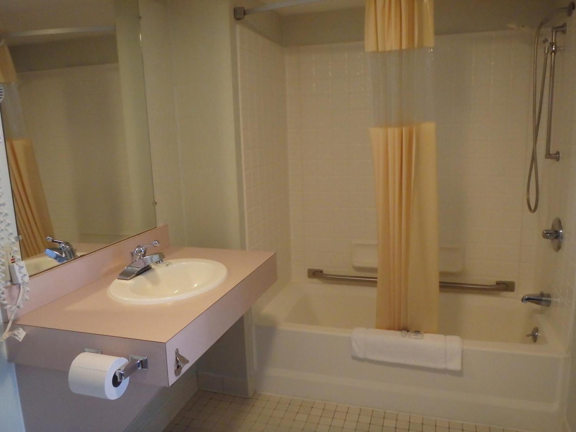 Americas Best Value Inn Saint Ignace Ruang foto