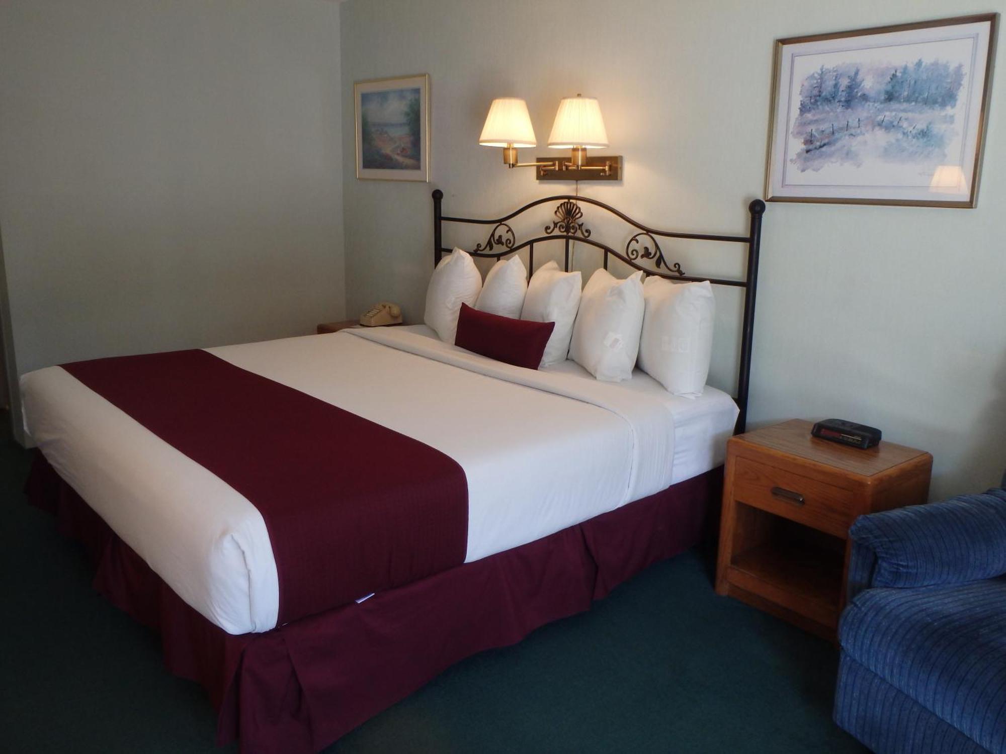 Americas Best Value Inn Saint Ignace Ruang foto