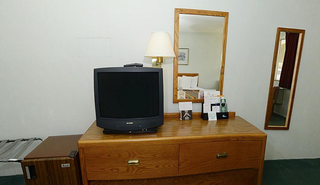 Americas Best Value Inn Saint Ignace Bagian luar foto