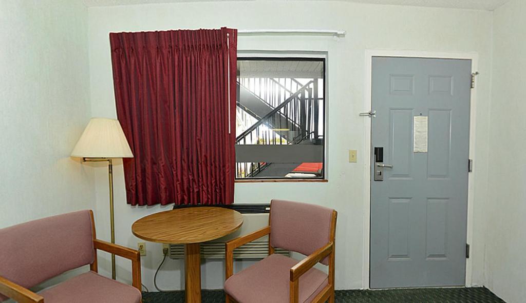 Americas Best Value Inn Saint Ignace Bagian luar foto