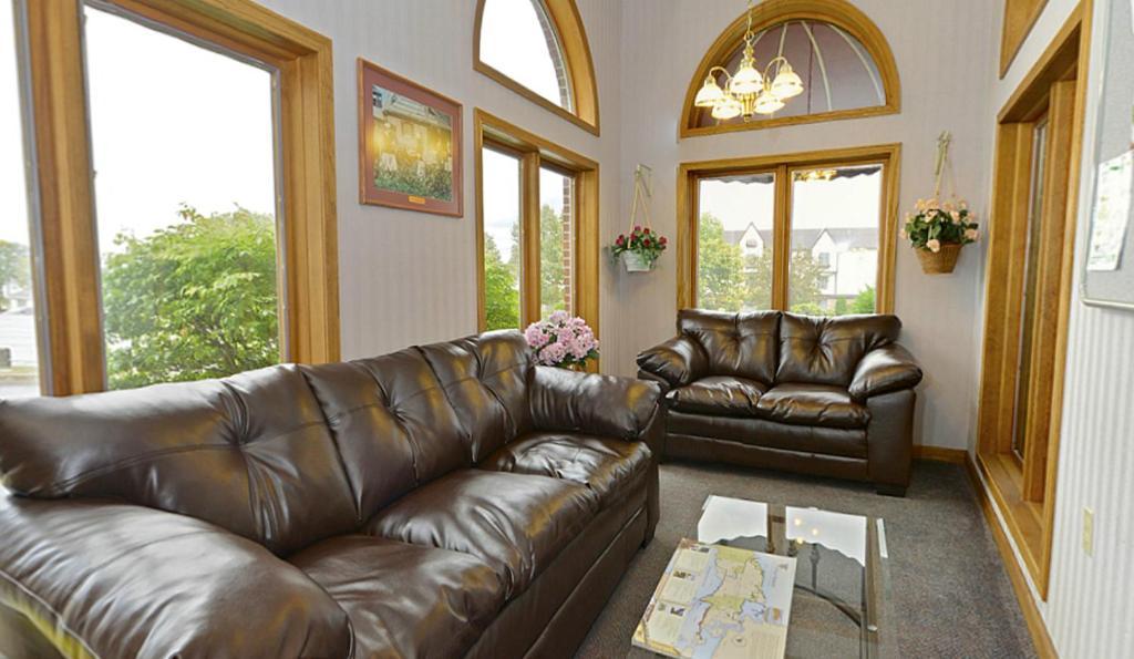 Americas Best Value Inn Saint Ignace Bagian luar foto