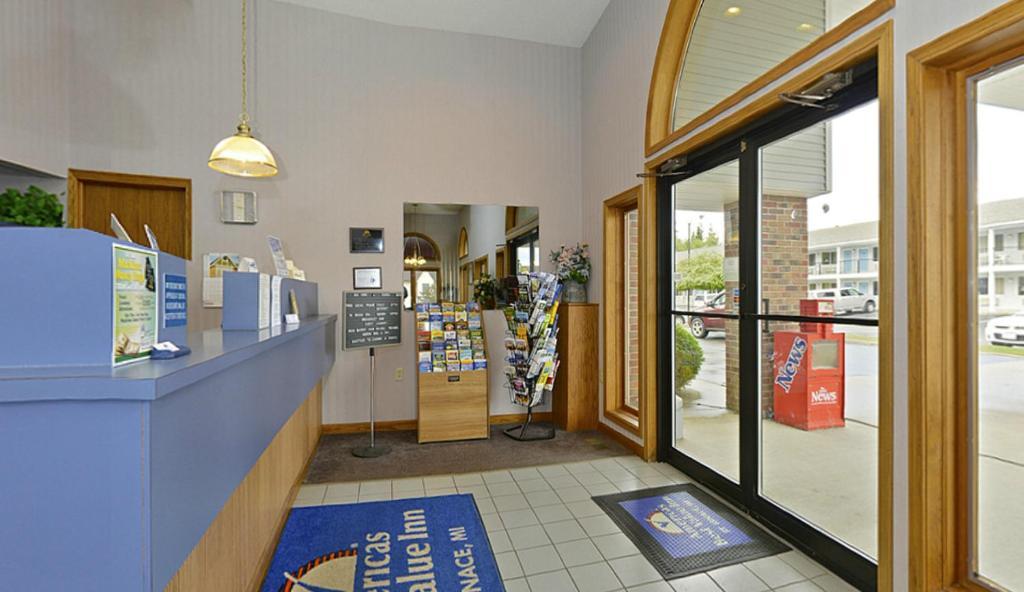 Americas Best Value Inn Saint Ignace Bagian luar foto