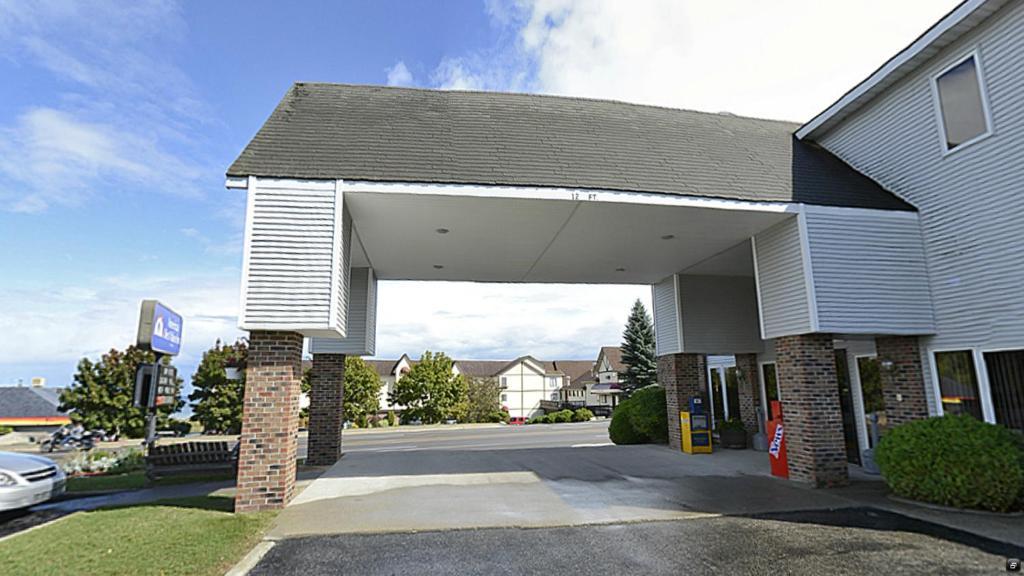 Americas Best Value Inn Saint Ignace Bagian luar foto