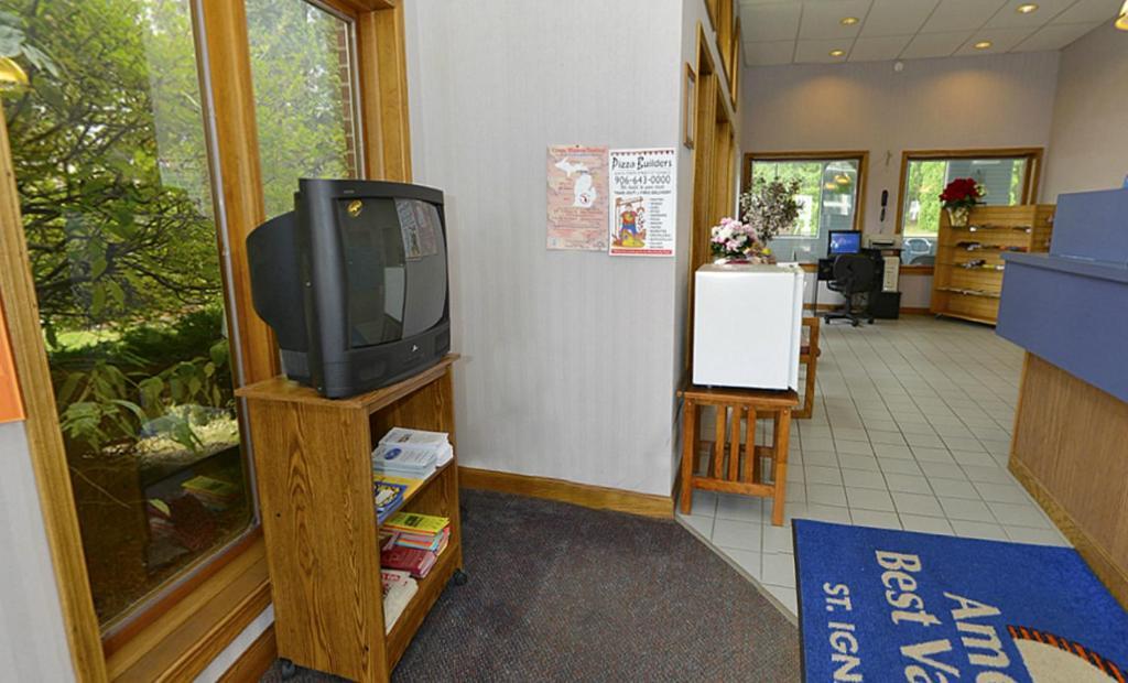 Americas Best Value Inn Saint Ignace Bagian luar foto
