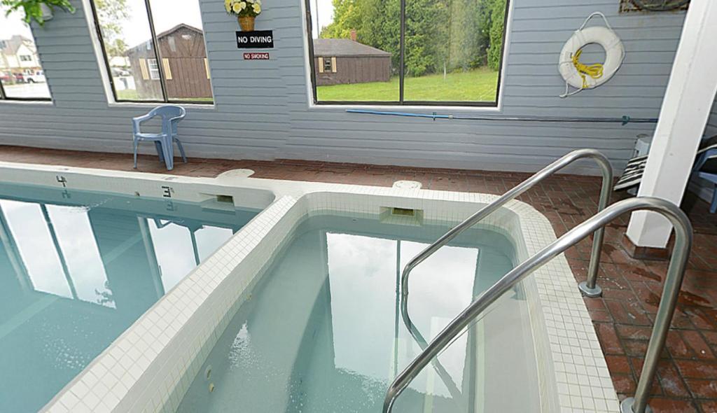 Americas Best Value Inn Saint Ignace Bagian luar foto