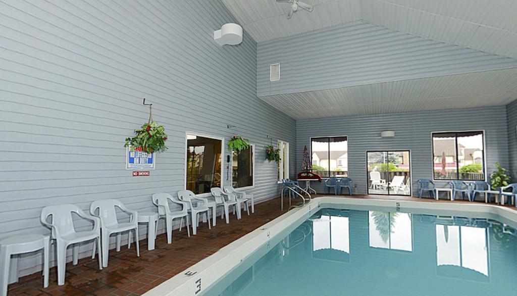 Americas Best Value Inn Saint Ignace Bagian luar foto