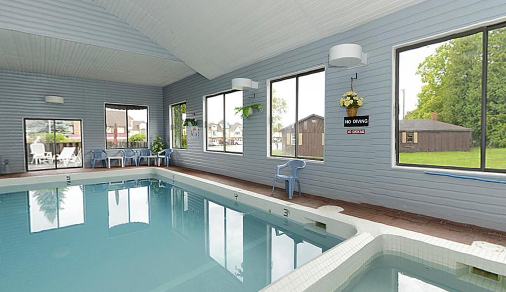 Americas Best Value Inn Saint Ignace Bagian luar foto
