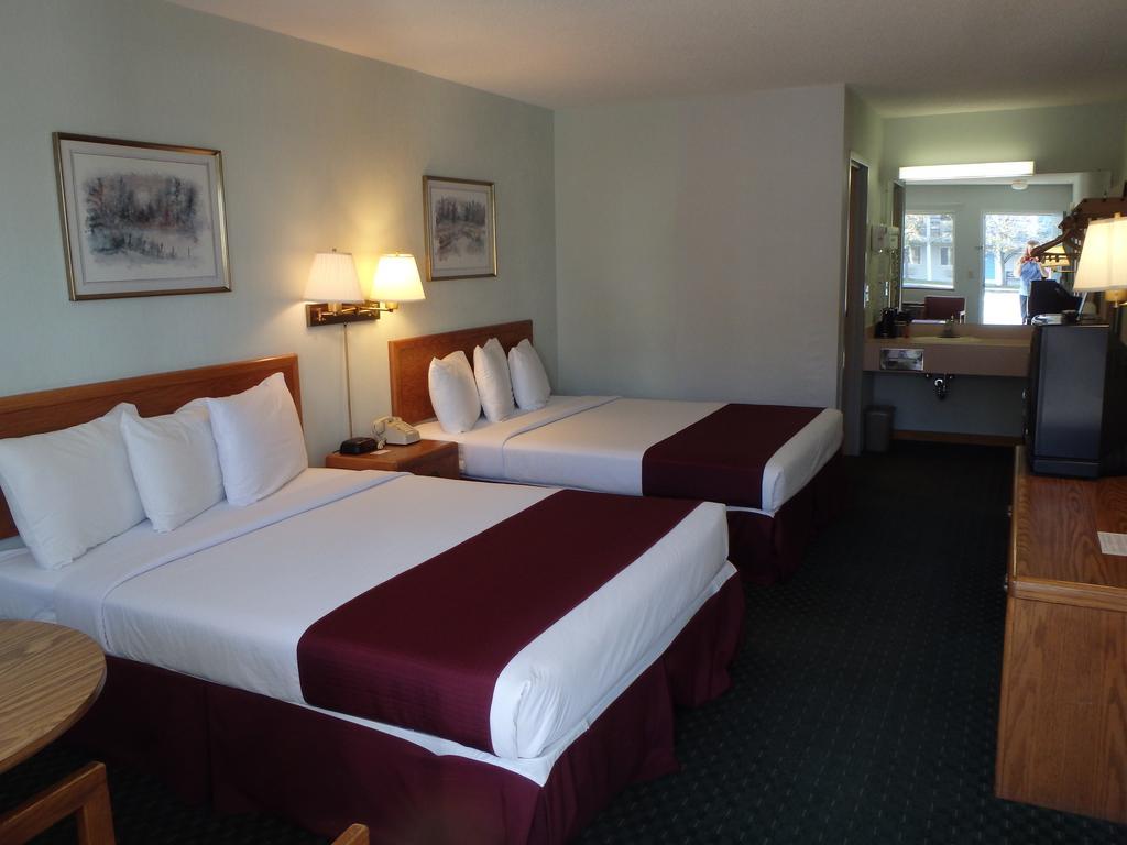 Americas Best Value Inn Saint Ignace Bagian luar foto