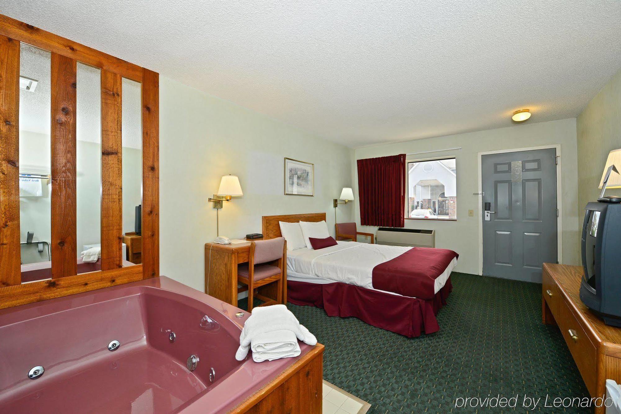 Americas Best Value Inn Saint Ignace Ruang foto