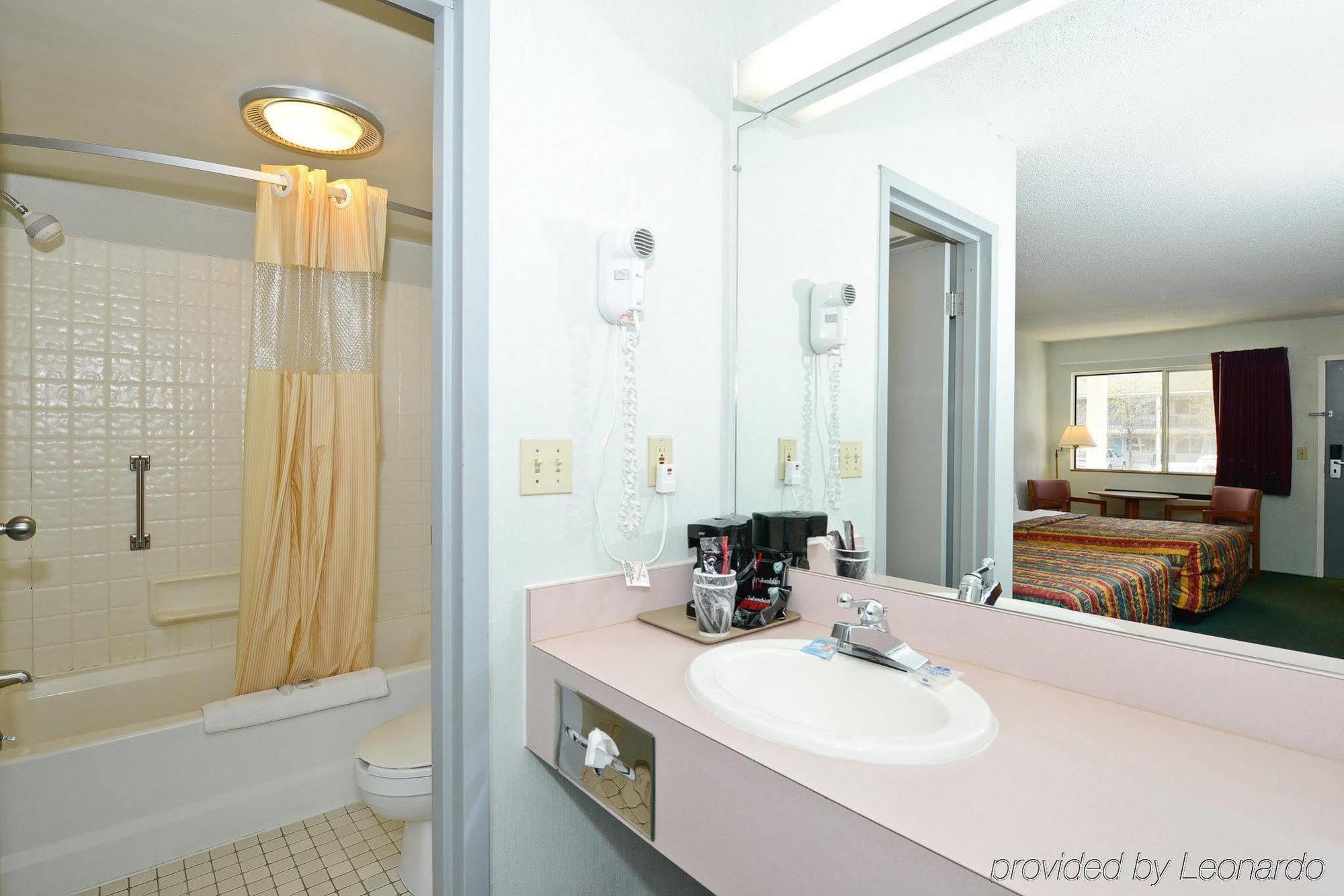 Americas Best Value Inn Saint Ignace Bagian luar foto