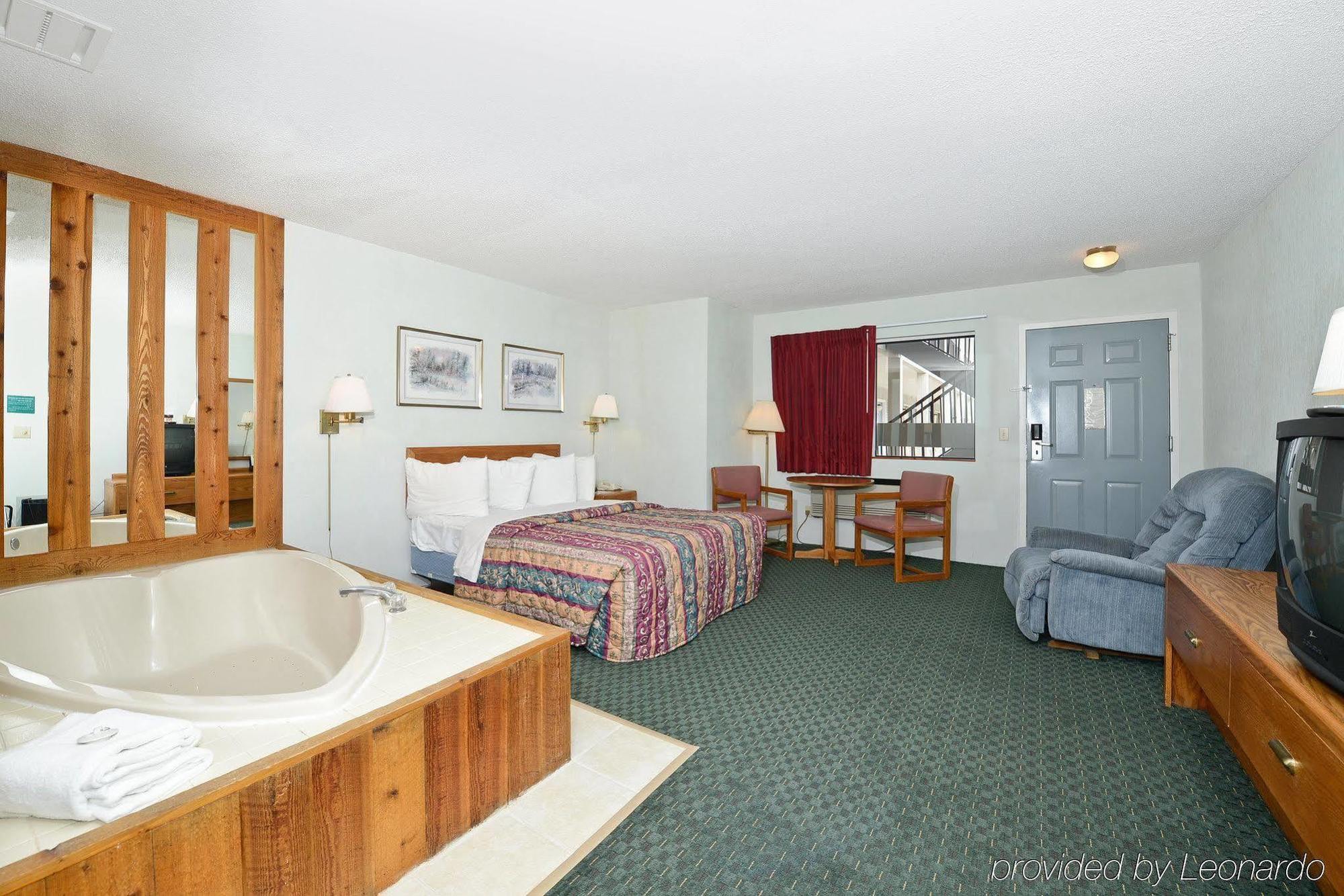 Americas Best Value Inn Saint Ignace Bagian luar foto